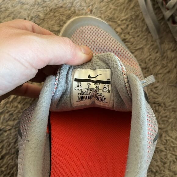 Great condition women’s Nike shoes 8.5 - Picture 2 of 3